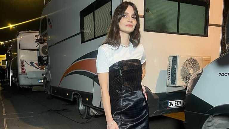 Мерич Арал попрощалась со своей героиней в сериале "Запах сундука" смотреть онлайн