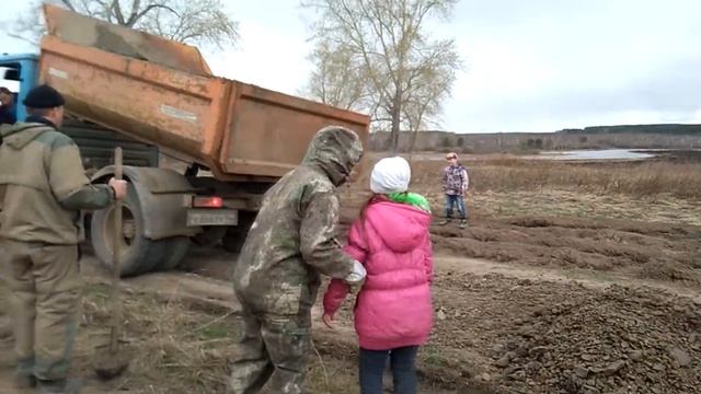 Продолжаем отсыпать дороги в Родовом селении Жива смотреть онлайн