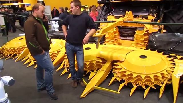 Крутой комбайн с мощным двигателем. AGRI 2017 смотреть онлайн
