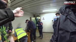 БОРЗЫЙ КОНТРОЛЕР КИДАЕТСЯ НА ЛЮДЕЙ / СПАС ЛЮДЕЙ ОТ ШТРАФА В МЕТРО / БОРЗЫЙ МЕНТ / КОНТРОЛЕР БЫКУЕТ