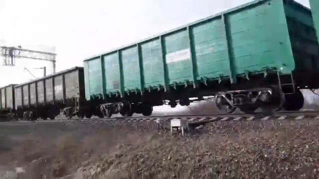 Громкий тифон! Система 2ЭС5К-109/108 "Ермаки" с грузовым поездом и приветливой бригадой смотреть онлайн