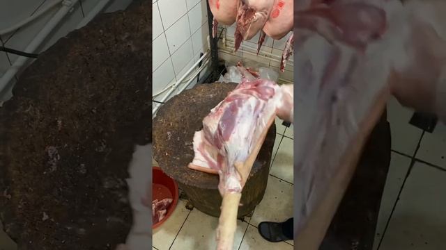 Разделка мяса￼ Свинина задняя нога￼