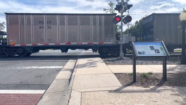 Idiot crosses the tracks with Daughter as train is coming смотреть онлайн