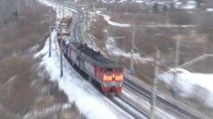 Тепловоз 2ТЭ10У-0458 едет по мосту через реку Кемчуг в Красноярском крае