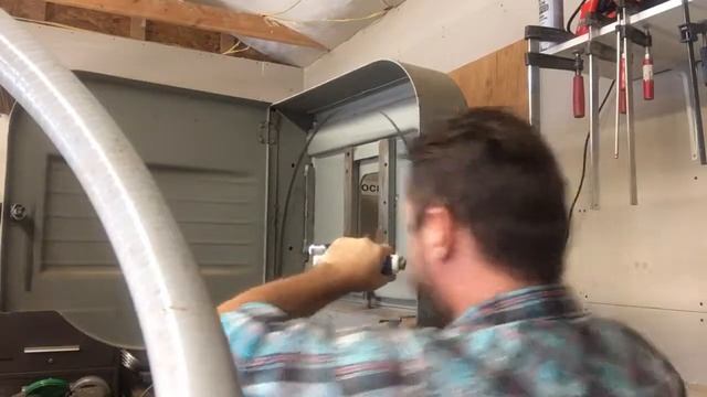 20" Rockwell Delta bandsaw repair, cutting the tensioning bolt смотреть онлайн