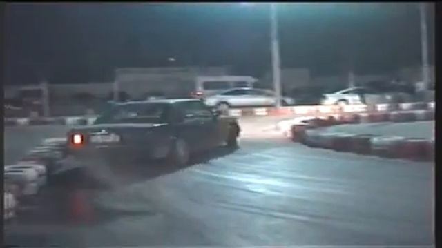 BMW e30 drifting on go-kart track смотреть онлайн