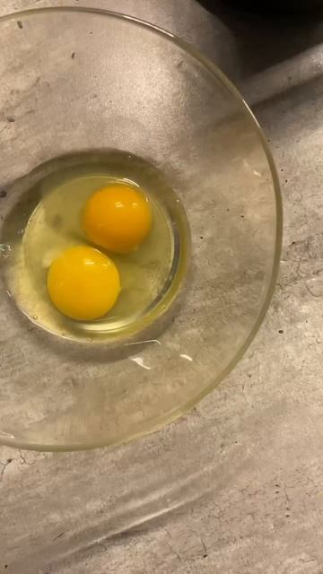 Звуки завтрака 🍳 яичница с сулугуни и ветчиной. А что у вас на завтрак?