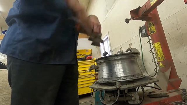 Cleaning A Rim For Bead Leaks смотреть онлайн