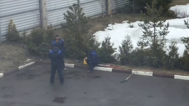 Сотрудники УК занимаются уборкой в КП Кембридж смотреть онлайн