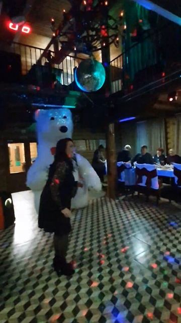 Большой белый мишка "Малыш' Поздравляет зажигая в танце Иркутск смотреть онлайн