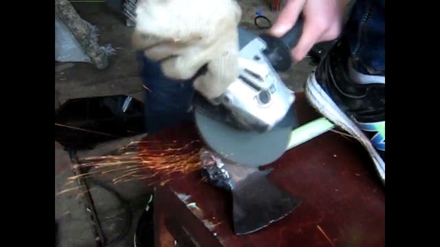 топор на быструю руку из не нужного материала/ax on a quick hand of the waste material смотреть онлайн