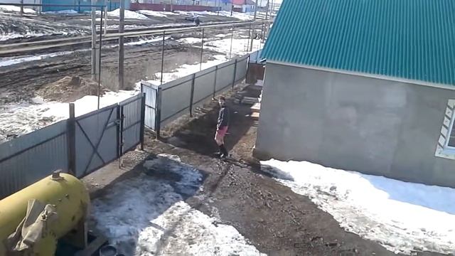 Поцану 18 лет и он красных трусах вы ходидт наулиц