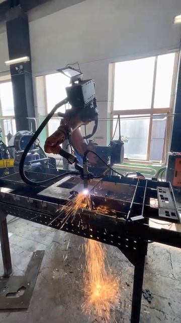 Роботизированный комплекс Kuka для плазменной резки металла. смотреть онлайн