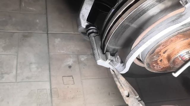 Гремят суппорта , Как устранить стук суппортов- простейшее решение!Убрал стук Колодок?! посмотрим.. смотреть онлайн