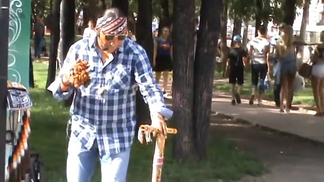 Видео. Уличный музыкант. Красивая музыка. смотреть онлайн