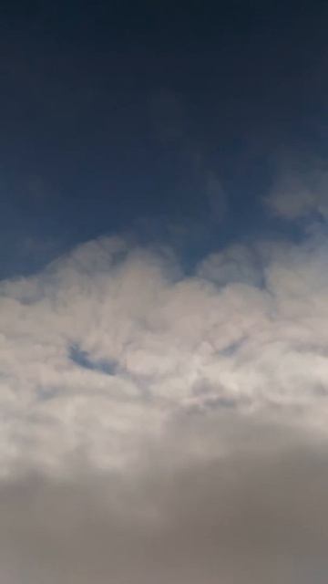 А за окном под небом синим
Летят, как годы, облака,
И вот уж самый первый иней
Засеребрился у виска