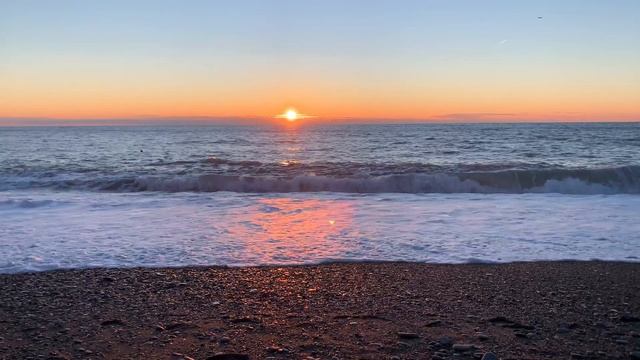 Наикрасивейший закат 🤍17 января 2024 г. Сочи. Шум прибоя. #beautiful #sea #sunset #сочи #shorts #4k смотреть онлайн