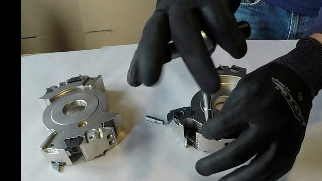Changing a Spur Knife with T20 Torx Wrench смотреть онлайн