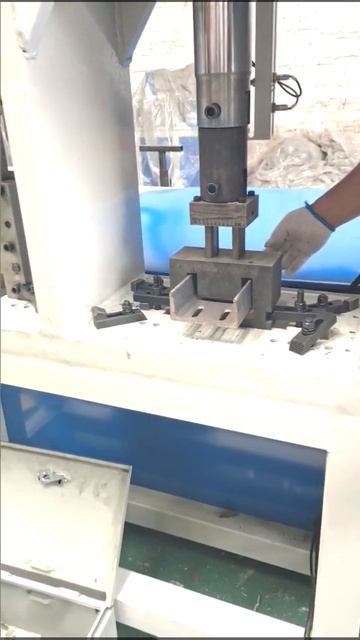 Hydraulic Right Angle Punching Machine #august #punchingmachine смотреть онлайн