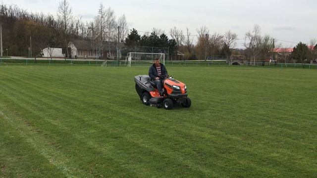 Husqvarna TC 142 fűnyíró traktor sportpálya nyírása közben смотреть онлайн