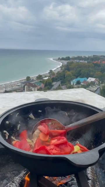 Готовим в Казане. Картошка с овощами и мясом | Коля Готовит #shorts