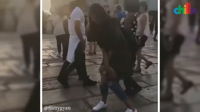 Anushka Sharma DANCING on the streets of South Africa | Bollywood Khabri смотреть онлайн