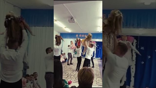 Выступаем с дочкой к 8 марта😍 смотреть онлайн