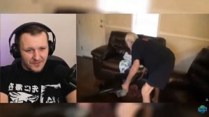 Amigon смотрит видео как Злой Дед разбил телевизор