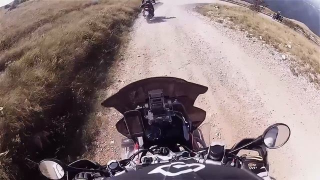 Girl crashes on Bmw F650 GS смотреть онлайн