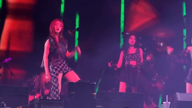 LE SSERAFIM - 1-800-HOT-N-FUN fancam at Coachella Weekend 1 04-13-24 смотреть онлайн