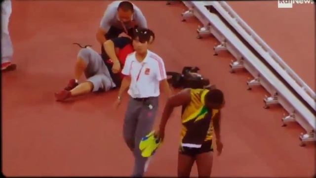 A camera man runs over Usain Bolt after winnign 200 m title at World Championship 2015 Beijing смотреть онлайн
