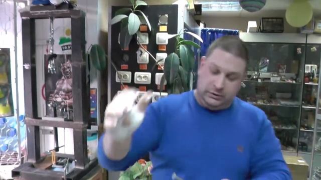 Володя Левшин ломает андерхэндом 250мм гвозди в коже и без защиты смотреть онлайн