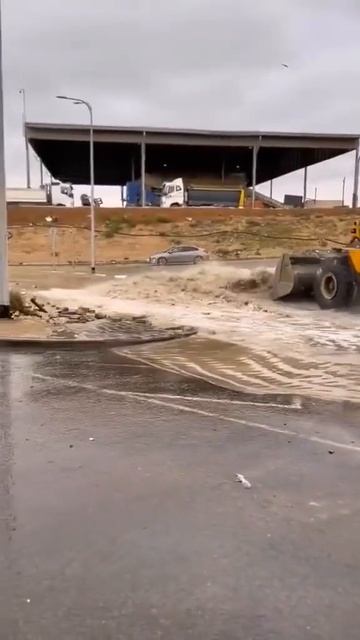High-Speed Water Scooping with a Bulldozer/铲车高速铲水秀 смотреть онлайн