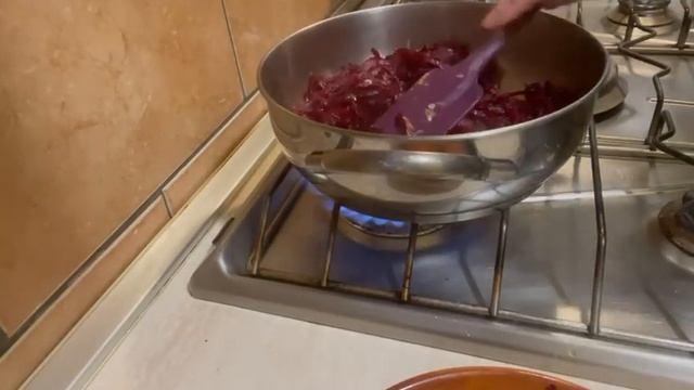 ПІСНИЙ ЧЕРВОНИЙ БОРЩ З ГРИБАМИ ТА КВАСОЛЕЮ:
УКРАЇНСЬКИЙ КУЛІНАРНИЙ ХІТ!