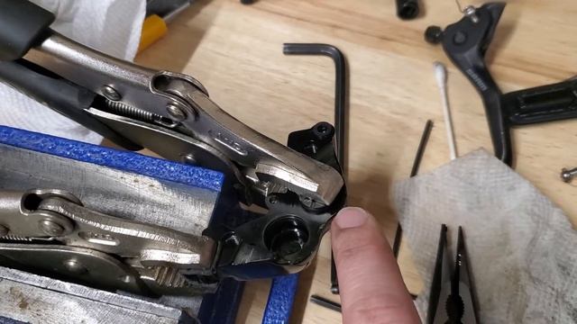 SRAM guide/code piston removal part 2, the one next to the banjo bolt. смотреть онлайн