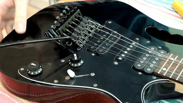 Как снять Floyd Rose, не ослабляя струн смотреть онлайн