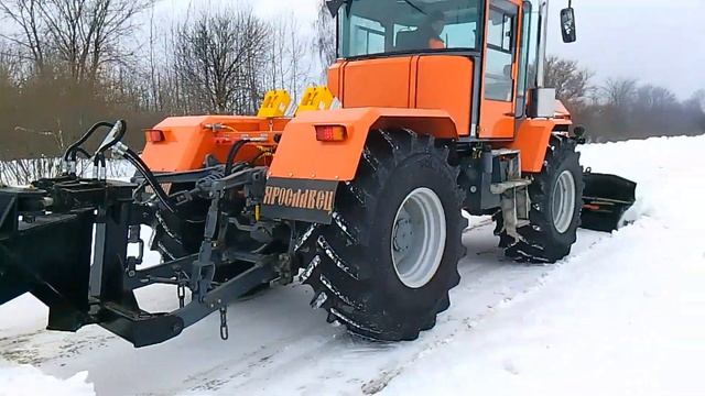 Трактор бульдозер грейдозер Ярославец в работе на снегоочистке.
