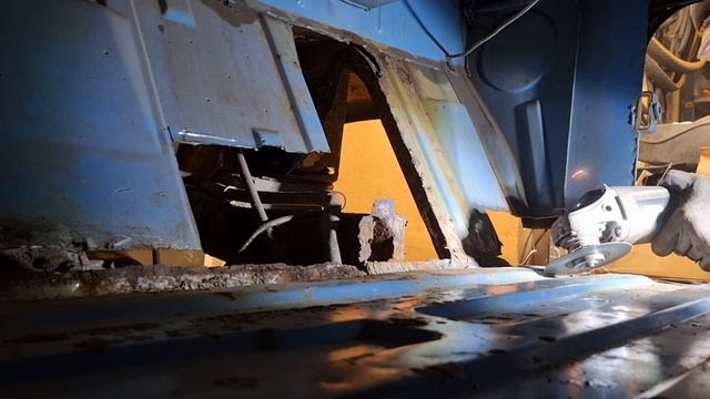VW T3 Doka. Cutting rust inside the cargo room och some more grinding... смотреть онлайн