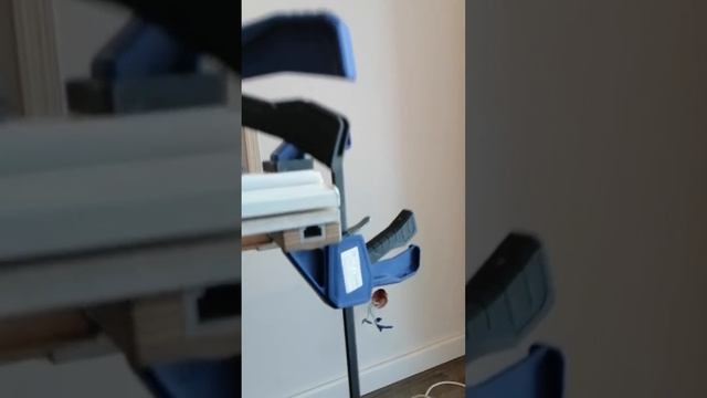 Крепление коробки для врезки петель с помощью выдвижных расширителей. смотреть онлайн