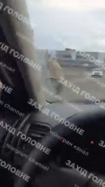 В Ровно ТЦКшник сорвал с человека одежду, пытаясь его бусифицировать смотреть онлайн