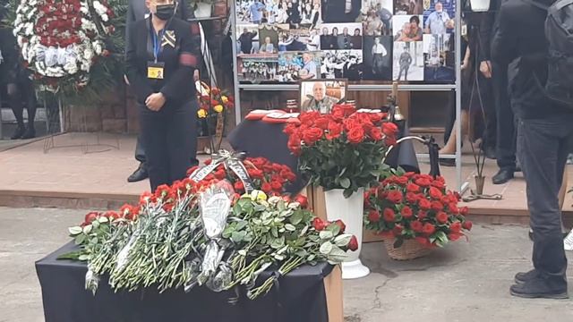 Прощання у Вінниці із Великим Вчителем Олександром Григоровичем Сухомовським... Двір школи смотреть онлайн
