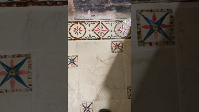 Новый пол в коридоре поверх старой плитки. Ремонт в старом доме. смотреть онлайн