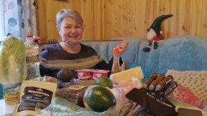 БУДЕМ СМОТРЕТЬ ЧЕГО Я ТАМ НАКУПИЛА И ПОДАРОК ОТ ДРУГА, А ПОТОМ УГОСТИМ КУРОЧЕК КАПУСТОЙ.