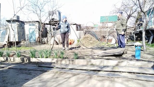Працюємо та відпочиваємо. Дістали вже шланги для поливу. 4 квітня 2024. смотреть онлайн