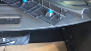 Лада Веста SW , снятие спойлера 5-той двери