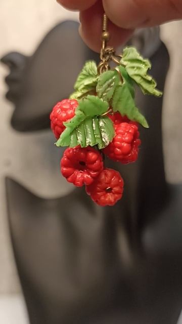Малинка из полимерной глины.