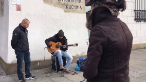 Красиво играет на гитаре уличный музыкант/Beautifully playing guitar busker
