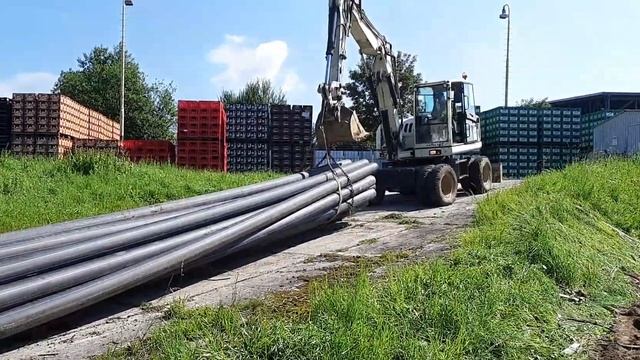 Перевозка многотонных труб по пивоварне с помощью двух колёсных экскаваторов Terex и Wacker Neuson смотреть онлайн