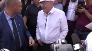 Жириновский ругается с людьми.