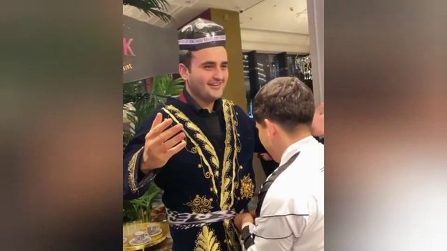 MIRABROR MIRXALILOV MASHXUR TURK OSHPAZIGA ZAR CHOPON KIYDIRDI. смотреть онлайн